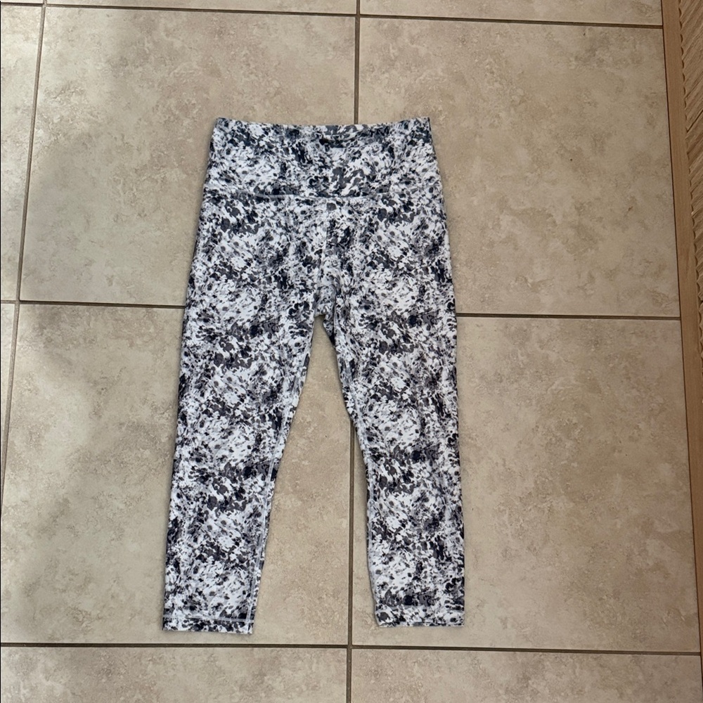Aritzia black and white patterned Three quarter leggings